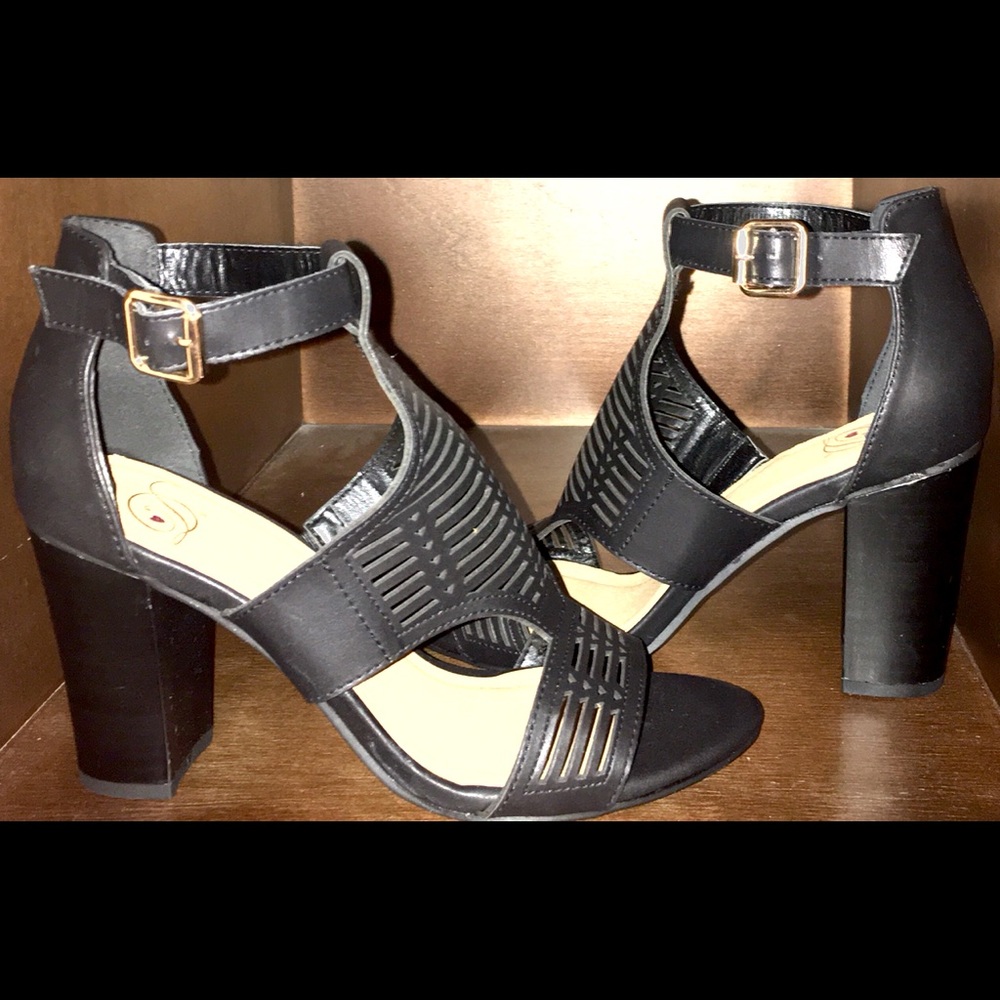 Women’s black runway sandal
